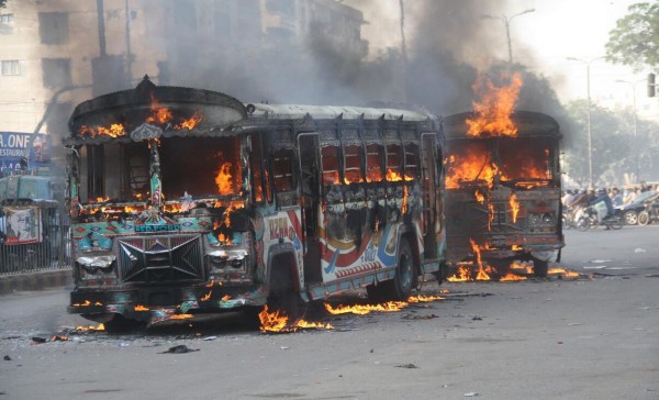 巴基斯坦公交车竞速撞死孩童 引众怒被烧成废铁